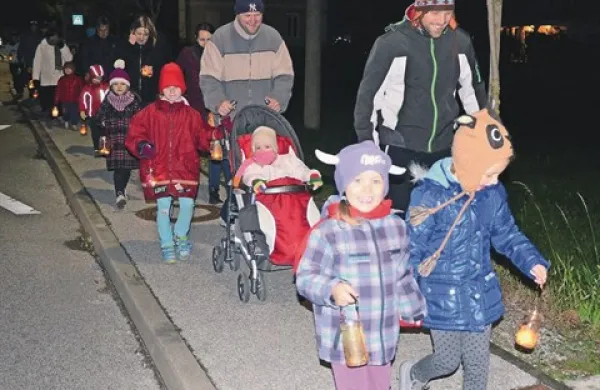  V mesecu boja proti odvisnosti je društvo Glas pripravilo pohod z lučkami po Biljah