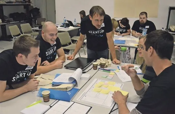 24 podjetnih in samoiniciativnih študentov je na Startup vikendu v samo 48 urah svoje ideje razvilo v prototip, ga preizkušalo na trgu in zanj oblikovalo poslovni model