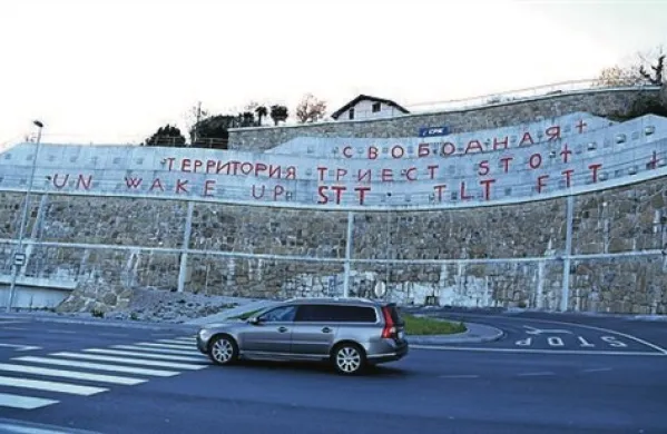 Grafit na podpornem zidu nad križiščem na Moletu pri Kopru v ruščini  sporoča, da je ideja Svobodnega tržaškega ozemlja še živa