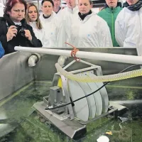 Pri čiščenju onesnažene vode s skimmerjem se naftni derivati oprimejo tako imenovanih oleofilnih diskov