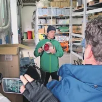 Veterinar Peter Maračič: “Zaoljena prica izgubi termoregulacijo, zato jo segrejemo s takšno grelno lučko.”