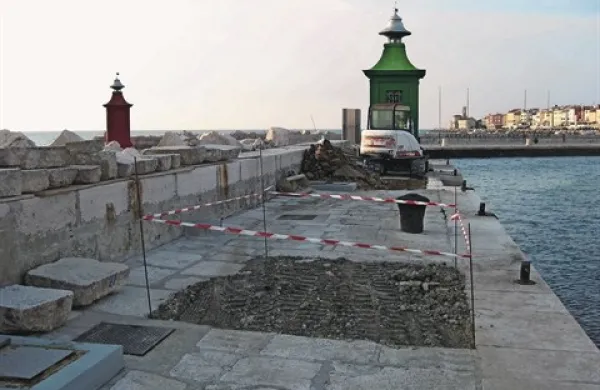 Pred dobrim letom so preverjali, kako trden je carinski pomol v Piranu. Prihodnje leto bo njegova obnova ena od dražjih piranskih naložb.