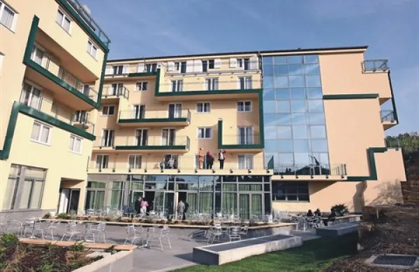 V lucijskem centru za starejše občane je pred dnevi hkrati zbolelo približno 30 oseb, tako oskrbovancev kot zaposlenih. V koprskem zavodu za zdravstveno varstvo sumijo, da gre za virusnega povzročitelja.
