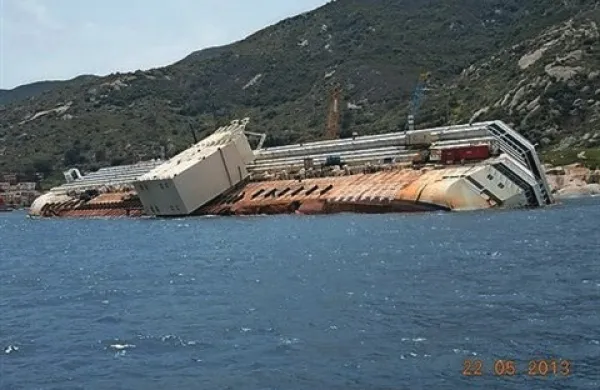  Potnikom na ladji Costa Concordia, ki je januarja lani nasedla ob italijanskem otoku Giglio, so ob začetku brodoloma preprečili vkrcanje na rešilne čolne, je danes na sodišču v mestu Grosseto v osrednji Italiji povedala članica posadke
