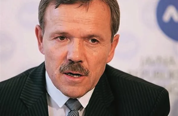  Nekdanji predsednik sveta agencije za varnost prometa Borut Kurmanšek je ministra za infrastrukturo in prostor Sama Omerzela na nepravilnosti v avtošolah opozoril že aprila in znova julija letos, je razvidno iz besedil dopisov, ki ju je javnosti
