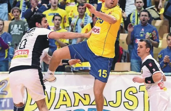 Nejc Poklar (z žogo), ko je še navduševal v koprskem dresu