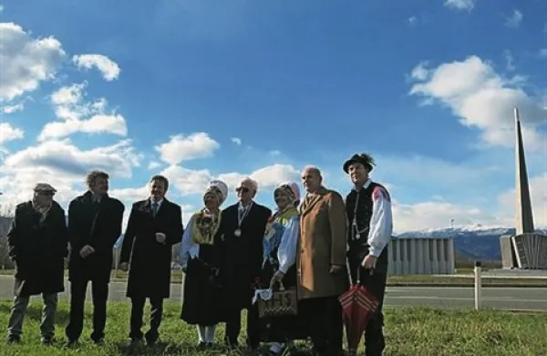 Slavku Avseniku so se poklonili s skulpturo
