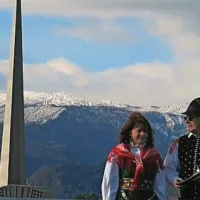 Občina Radovljica je na rojstni dan glasbenika Slavka Avsenika danes v krožišču na avtocestnem izvozu za Lesce odkrila skulpturo, ki s klaviaturo, harmonikami in tradicionalnim dežnikom simbolizira Avsenikovo glasbo