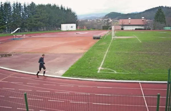 Postojnski stadion se zvečer zavije v temo, zato je pozimi slabo izkoriščen