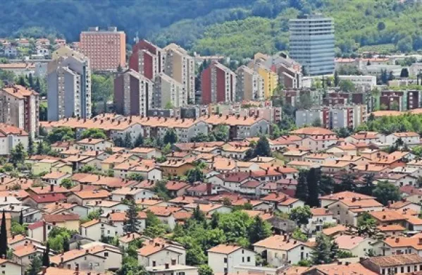 Komunalni prispevek v mestu vrtnic bo po novem nekoliko nižji