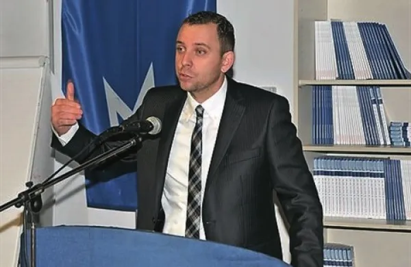 Novoizvoljeni dekan Fakultete za Management v Kopru Matjaž Novak bo štiriletni mandat nastopil 1. januarja 2014