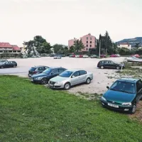 Makadamsko parkirišče Livade je morda preveliko (fotografija je  nastala v času krompirjevih počitnic),  a v njegovo upravičenost ne gre dvomiti 