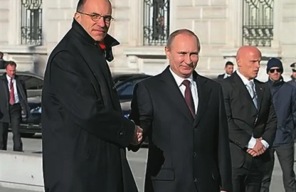 Z italijanskim premierjem Enricom Letto je bilo predvideno srečanje na Trgu Unita ob 11. uri, Putin je pozdravil Letto šele ob 13. uri