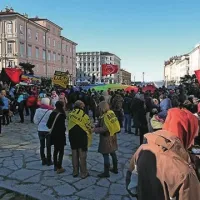 Na Ponterossu medtem potekajo protesti pod “vodstvom” nekdanje poslanke in slovite italijanske transseksualke Vladimirja Luxurie