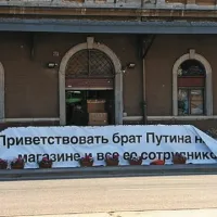 Vladimirja Putina so pričakali številni transparenti
