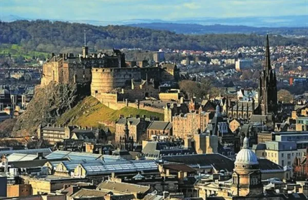   Škotski prvi minister Alex Salmond je danes razkril pravne argumente za neodvisnost Škotske od Velike Britanije, o čemer bodo Škoti septembra 2014 glasovali na referendumu. Na fotografiji je Edinburgh.