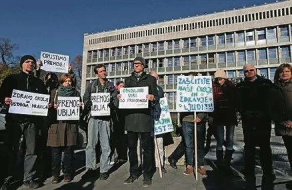 Nevladne okoljske organizacije in civilne iniciative so danes z manjšim protestom pred državnim zborom opozorile na zastrupljanje slovenskih mest s težkimi kovinami in trdimi delci ter na vplive na zdravje prebivalcev
