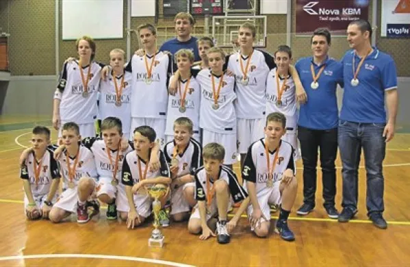 Kadeti in starejši pionirji ŠD Koš Koper so že bili prvaki, letos   pa so mlajši pionirji (na fotografiji)  na zaključnem turnirju DP v Kranju osvojilo drugo mesto