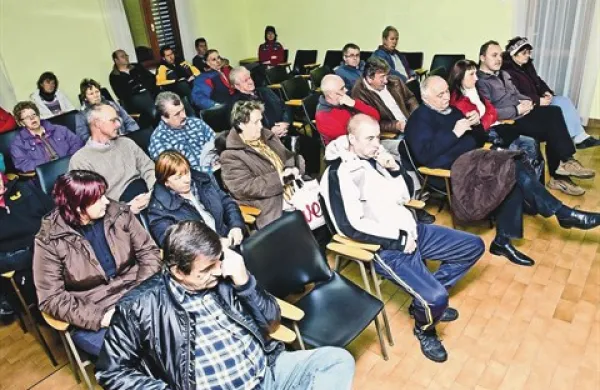 Krajanom KS Senožeče, ki jih  razburja že pobuda za postavitev množice  vetrnih elektrarn okrog njihovih vasi, tokrat dviguje pritisk še Pošta Slovenije, ki je hotela brez posveta z njimi spremeniti način poslovanja njihove pošte