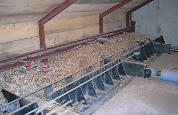 S skupno kotlovnico za kurjenje lesnih sekancev oziroma odpadnih drevesnih vej, lubja in gradbenega lesa se v Postojni že dve kurilni sezoni ceneje grejejo javni zavodi, med njimi vrtec, srednješolski center, zdravstveni dom, porodnišnica in Osnovna