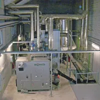 Na postojnsko kotlovnico na lesno biomaso, ki bo dobila dodatno (večjo) peč, filter prašnih delcev in višji dimnik, se lahko priključijo tudi vse bližnje večstanovanjske stavbe