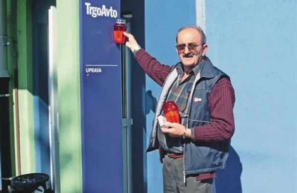 Na javni dražbi bo naprodaj tudi sedež Trgoavta v Hrpeljah, kjer je Blaž Baldaš marca letos, ko so še zadnji zaposleni prišli po delovne knjižice, prižgal dve svečki: eno v zahvalo podjetju, ki jim je toliko let dajalo kruh, drugo pa za vse opeharjene