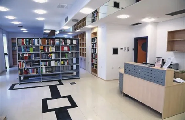 V nekdanjih prostorih  poslovalnice Banke Koper v Kidričevi ulici domuje knjižnica