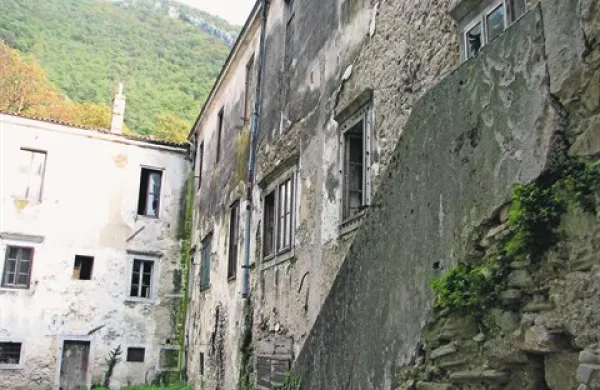 Za obnovo gospodarskega poslopja Lanthierijevega dvorca bo občina prihodnje leto prispevala 2,7 milijona evrov