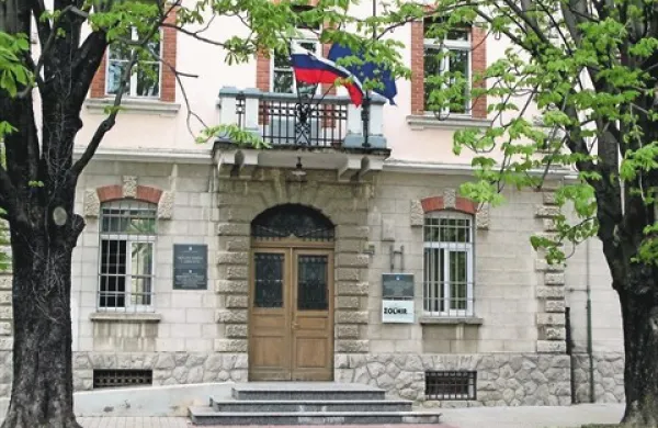 Upokojenec je pred sodiščem  enajstkrat predrl pnevmatike na sodnikovem avtu