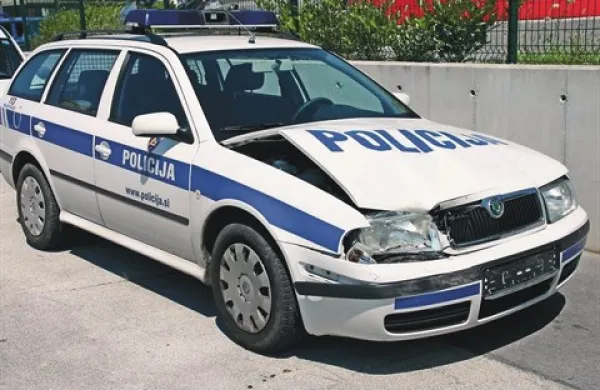 Med lovom na mladega voznika jo je  najbolj skupil policijski avto (fotografija je simbolična)