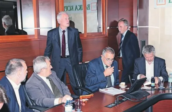 Nova vlaganje v lastniški kapital podjetij  in krediti. To dvoje je potrebno za zagon slovenskega gospodarstva, je poudaril predsednik Združenja bank Slovenije France Arhar.