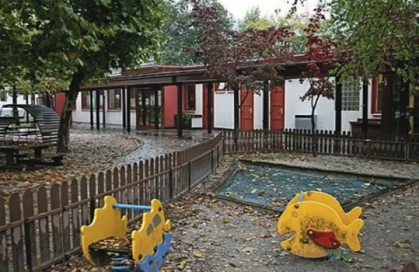 Najvišjo vrednost naj bi izmerili v pritličnih učilnicah osnovne šole v Črnem Vrhu nad Idrijo, kjer bivajo vrtčevski malčki, saj naj bi vsebnost radona v zraku kar 23-krat presegla najvišjo mejno vrednost 400 bekerelov na kubični meter zraka