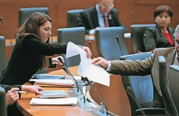 Nadaljevanje redne seje DZ, na kateri so  obravnavali predlog zakona o makrobonitetnem nadzoru finančnega sistema, predlog zaključnega računa proračuna RS za leto 2012, novelo zakona o urejanju trga dela in novelo zakona o višjem strokovnem