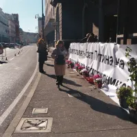 Niso bil vsi protestno razpoloženi, v eni od trgovin pri železniški postaji, so razobesili  napis “pozdravljamo brata Putina in vse njegove sodelavce” in upali, da bodo limuzine  pripeljale prav tam mimo. A niso.     
