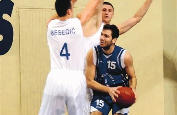  Domžalski zid je bil previsok tudi za portoroškega centra Nejca Budo (modri dres, št. 15)