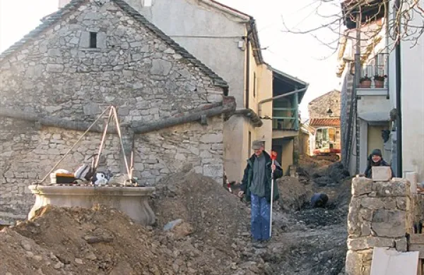 Stari del Štanjela, tudi ulica nad znamenito Kraško hišo in kamnitim vodnjakom, je te dni prekopan, saj bodo v tla  položili vso potrebno infrastrukturo, da bo tudi v starih stavbah možno življenje po sodobnih standardih