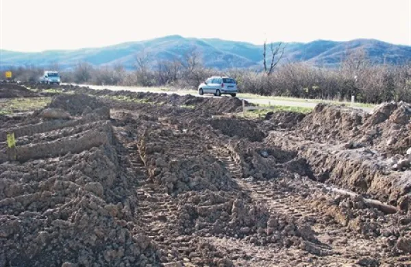 Od obrtne cone Vipava proti Podnanosu že gradijo  povezovalni kanal 
