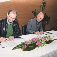 Gašpar Gašpar Mišič in ravnatelj Iztok Drožina sta podpisala, da nameravata sodelovati