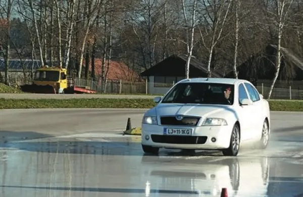 Notranje ministrstvo je danes testiralo štiri komplete pnevmatik s katerimi so opremljena policijska vozila. Pnevmatik Goodride, na katere so opozarjali v Policijskem sindikatu Slovenije, strokovnjaki ne priporočajo. 