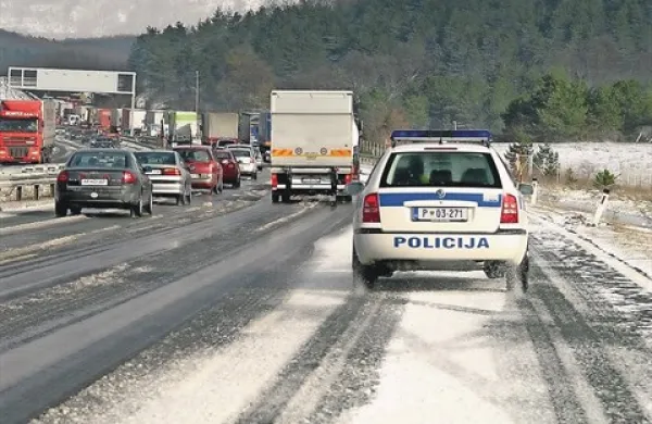 Policisti se sprašujejo, zakaj so kitajske pnevmatike dvomljive kakovosti namenili prav vozilom prometne policije