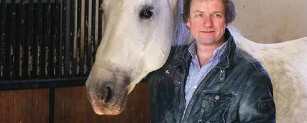 Frank Westerman soglaša s Pietom Bekkerjem, ki mu je kot otroku dejal:  “Ko se dotakneš lipicanca, se dotakneš zgodovine.” 