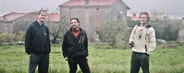 Fantje iz Ljubljane, ki so se udomili na Krasu (z leve): Urban Gulič Tomšič, Anže Rogelj in  Luka Uršič 