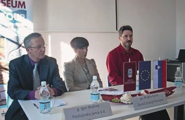 Čezmejni projekt Muzeji Jadrana bogatijo kulturni turizem so včeraj predstavili (na fotografiji z leve) Igor Blažina, koordinator projekta in predstavnik podjetja Postojnska jama, Brigita Kidrič, direktorica zavoda Znanje, in Slavko Polak,  kustos 