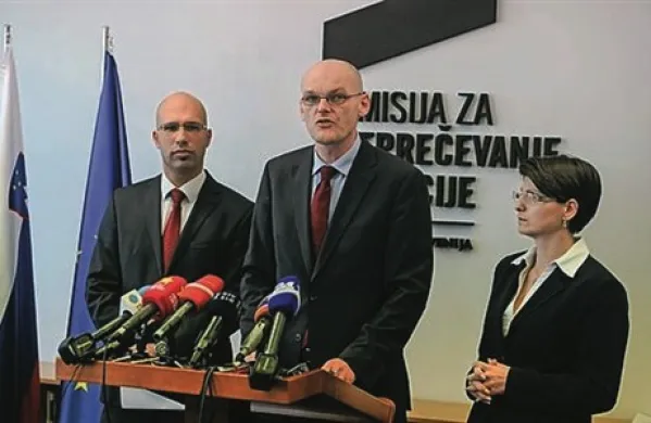 Komisija za preprečevanje korupcije (KPK) je lani zaključila 1888 prijav suma koruptivnih ravnanj in drugih kršitev protikorupcijske zakonodaje, kar je največ od leta 2004, ko so jih prejeli in rešili 55,