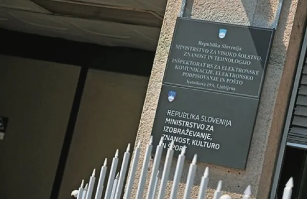Danes se kljub številnim željam po podaljšanju izteka javna razprava o predlogu zakona o visokem šolstvu. Na ministrstvu so napovedali, da bodo predloge sprejemali tudi po končani javni razpravi.