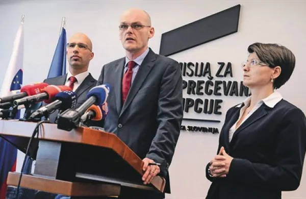 Goran Klemenčič (v sredini): “Vztrajati v okoliščinah, v katerih veš, da zaradi institucionalnih omejitev ne moreš doseči nujnih premikov za reševanje enega najresnejših problemov slovenske družbe, je neodgovorno.” 