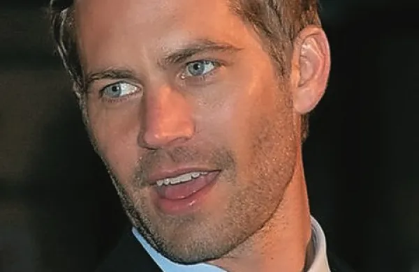 Ameriški igralec Paul Walker, ki je znan po vlogi policista Briana O'Connerja v seriji filmov Hitri in drzni, je v petek umrl v prometni nesreči