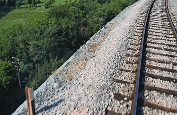 Včeraj  popoldne je na železniški postaji Tezno potniški vlak zbil pešca, ki je prečkal progo izven prehoda.  Fotografija je simbolična.