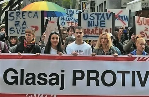 Hrvaški volivci so na današnjem referendumu po preštetju glasov na 30 odstotkih volišč s 64,58-odstotka odločili, da bodo v ustavo vnesli določilo, da je zakonska zveza skupnost moškega in ženske