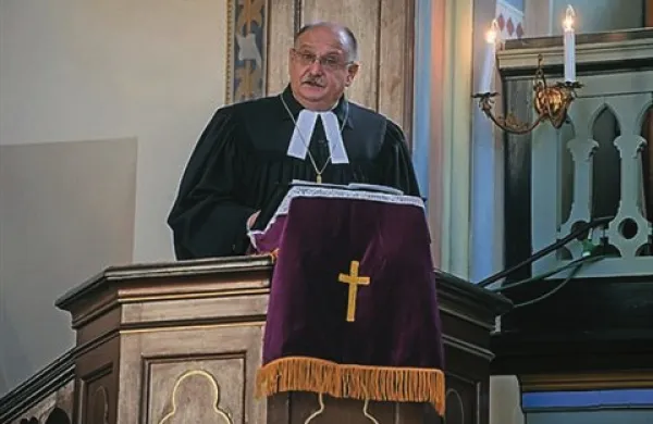 Novi evangeličanski škof Geza Filo je  poudaril, da si bo prizadeval povezati Slovenijo od Hodoša do Pirana.
To  pomeni tudi vzpostavitev protestantskega centra v slovenski Istri, da bi Evangeličanska cerkev na simbolični ravni postala vseslovenska,